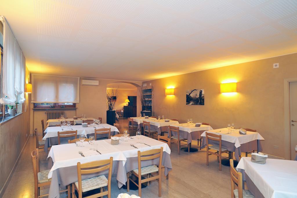 Albergo Croce D'Oro Dolcè Exterior foto